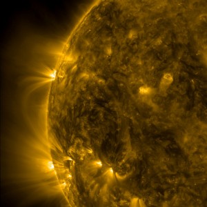 SDO-bild i ultraviolett från 15-17 mars i år - bilden visar hur de aktiva områådena står i förbindelse med varandra. Foto: NASA/SDO