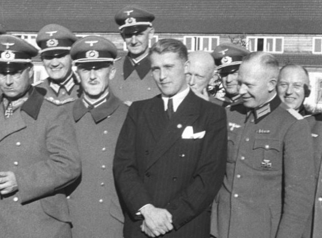 von Braun med idel glada kolleger. Lägg märke till partimärket i von Brauns rockuppslag!