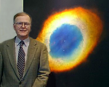 Mr Bond med en viss ringnebulosa i bakgrunden.