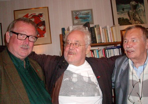 Kjell E Genberg (t h) gladde sig över författarkollegerna K Arne Blom (t v) och Jean Bolinder (i mitten) var på plats. De tre ingick på sin tid i författarpseudonymen "Bo Lagevis", som även omfattade Jenny Berthelius och Sture Hammenskog