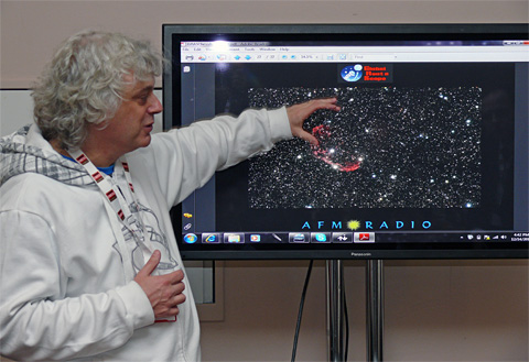 John Nunn visar en av sina bilder från Cygnus/SVanen. Foto: chessbase.com