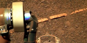 Opportunitys robotarm och ena hjulet. Foto:NASA / JPL / Stuart Atkinson