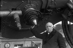 Archenhold vid okularet på sin refraktorkanon. Foto: Bundesarchiv
