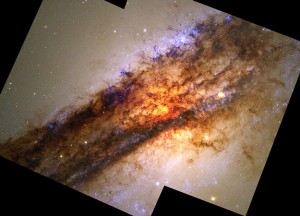 Cen A och dess centrum. Foto: ESA/NASA/HST