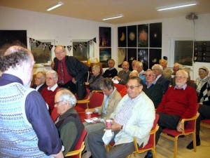 Legendaren Bengt W, som rest sig. undrar vad Ulf R och Kay Rehnmarker svamlar om. Foto: TBO