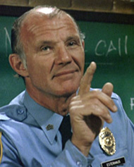 Följ polischefens maning i Hill Street Blues!