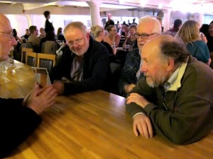 Malmö Bryggeri tjänstegjorde som möteslokal för MARS-veteranerna - fr v Leif som hade något viktigt att säga för Göran, Carsten och Ulf R. Foto: Peter Linde