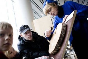 Charlotte i demonstrationstagen, Här visar hon hur träds årsringar hänger ihop med solcykeln. Foto: Hallands Nyheter