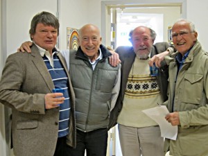 ... och allt bevittnades av gammal som ung, som av denna glada gubbröra - fr v ASTB: ordf Peter Linde, Aniara-koreografen Rolf Hepp, Ulf R, Yngve "Optimistorkestern" Lundell. Foto: Eva Dagnegård/TBOBS