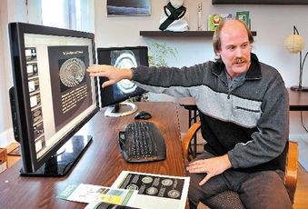 Erik Anderson vid sin dator. Foto: Mail Tribune 2009