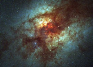 När Hubbles vidvinkelsystem granskar Arp 220 ser galaxen ut så här. Foto: ESA/NASA/HST