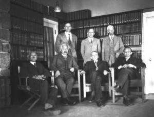 ... och med allvarsmän ca 1930 - Albert Einstein sittande, Edwin P Hubble stående.