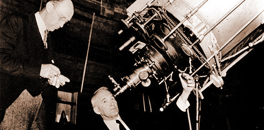 Slipher med antecknande kollega på vid ett av Flagstaff-teleskopen. Foto: Lowell Observatory