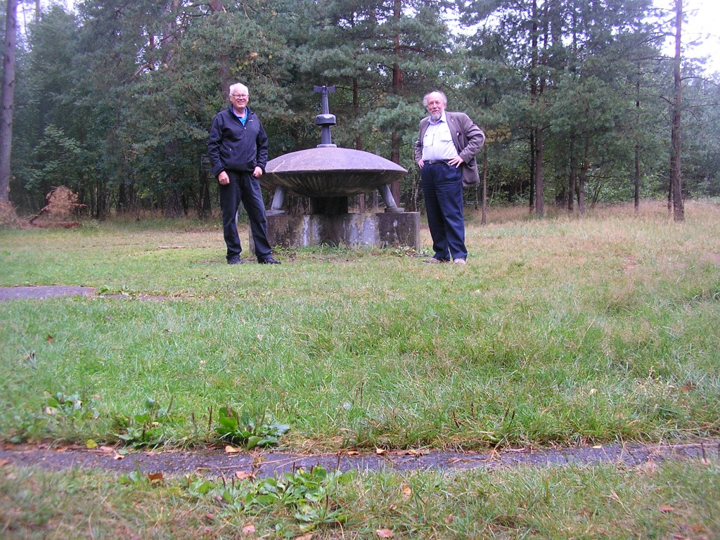 Skånes eget ufo-monument inspekteras. T v Lars Olefeldt, t h Ulf R. Foto:Lars Olefeldt