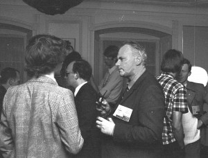 I trängseln kunde ses Patrick Moore i ständiga diskussioner...