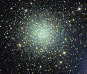 Kärnpatiet av NGC 2419 med rödaktiga jättestjärnor. Foto: Robert Lupton and the SDSS Consortium
