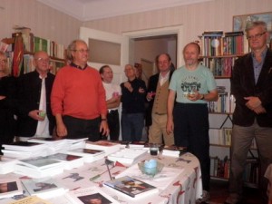 Trängsel kring bokbordet: Fr v Bo Cavefors, Stig Engzell, Lars Andreasson, Erik Johansson, Arne Strömgren, Karl Palm, Jan Reimer.