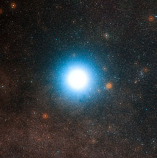 Den här vidvinkelbilden av himlen omkring Alfa Centauri är skapad från fotografiska bilder som en del av Digitized Sky Survey 2. Stjärnan ser så stor ut tack vare att dess ljus har spridits i den fotografiska emulsionen. Alfa Centauri är vårt solsystems närmaste grannstjärna. Källa: ESO/Digitized Sky Survey 2 Acknowledgement: Davide De Martin