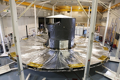 Gaia och dess solskydd. Jfr storleken med personerna t v. Foto: ESA