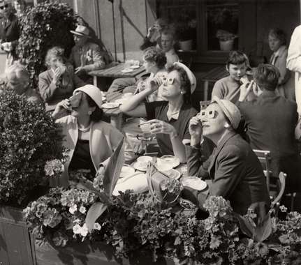 Kvinnor på uteservering inväntar solmörmörkelsen 30 juni 1954. Foto: Karl Heinz Hernried/Nordiska Museet