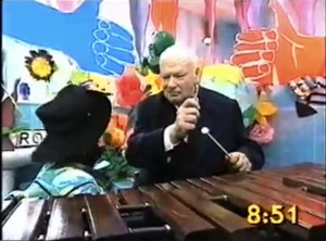Patrick vid xylofonen som göst i ett morgonprogram i tv.