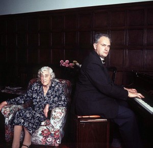 Pianisten Patrick undrhåller sin moder Gertrude.