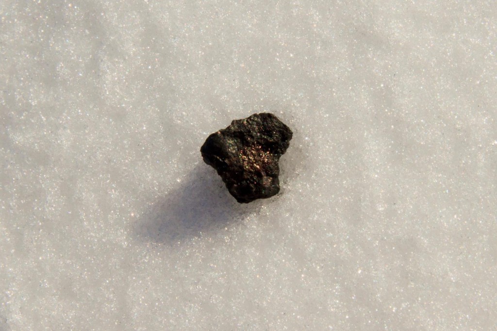 Meteoritsplitter fgrån Tjebarkul-sjöns is. Foto: Wikipedia