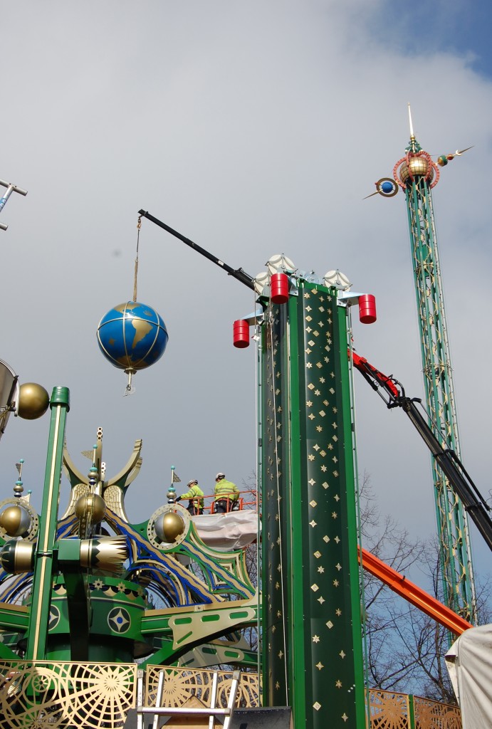 Himmelsgloben kommer på plats. Bildkälla: Tivoli