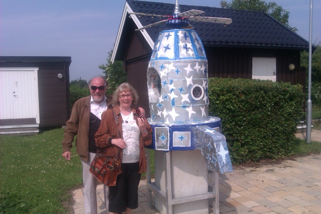 Ulf R och Elisabeth vid "raketstatyn" vid observatoriet. Foto: Katrin Hjalmarsson