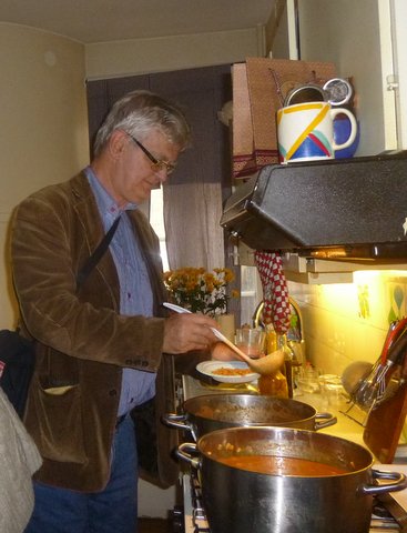 Jan Reimer sökte sig till grytorna i köket. Foto: Hanne Lundström