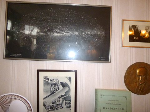 Avslutningsvis en del av väggen med Knut Lundmark-memorabilia hemma hos Ulf R. Mycket i boken handlar om Lundmark. Foto: Hanne Lundström