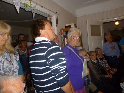 Eva Dagnegård, Peter Linde och Tora Greve följer "förhandlingarna". Foto: Hanne Lundström