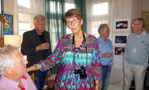 - Nu är du så god och köper en bok till, säger grannen Brf-föreningens ordf Marianne Thomsen till sin man Palle. Foto: Hanne Lundström