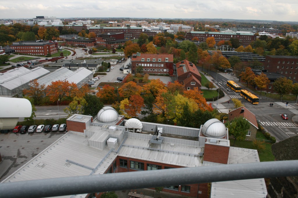 Utsikt från Vattentornet ner mot astronomiska institutionens tak.