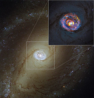 Den stora bilden visar den närliggande aktiva galaxen NGC 1433 och är tagen med NASA/ESA:s Hubbleteleskop. Den färgade strukturerna nära mitten som visas i inlagan kommer från nya ALMA-observationer som visar upp en spiralform, samt ett oväntat uflöde för första gången.