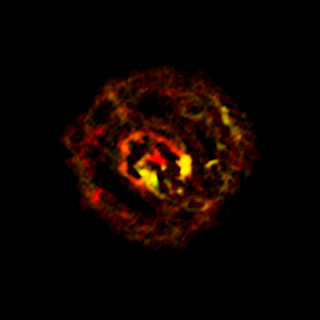 Den här bilden från ALMA visar fördelningen av molekylär gas nära det supertunga svarta hålet i mitten av galaxen NGC 1433. Förutom upptäckten av spiralstrukturen har också observationerna med ALMA gjort att man hittat ett oväntat utflöde av material från det svarta hålet. Källa: ALMA (ESO/NAOJ/NRAO)/F. Combes