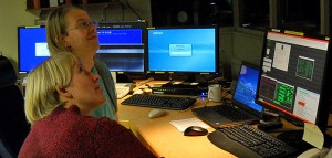 Eva Wirström och kollegan Mikael Lerner "värmer upp" Råös 20-metersmaskin i kontrollrummet. Bildkälla: Chalmers