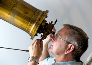 Lennart Lindegren vid den gamla meridiancirkeln i Lund, som jobbade med samma stjärnpositionsproblem som GAIA... Bildkälla: LUM/Gunnar Menander