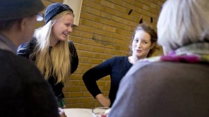 Antje diskuterar med elever på Skurups folkhögskola. Foto: Privat