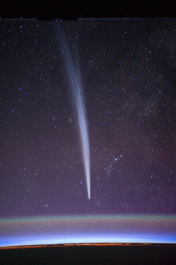 Snygg annorlunda kometbild: Kometen Lovejoy fångad ombord på ISS av astronauten Dan Burbank 22 december 2011. Bildkälla: NASA