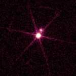 "Fuskbild".. Sirius B är den ljusa himlakroppen mitt i, Sirius A pricken uppe t h. Bilden i röntgen tagen av: NASA/Chandra