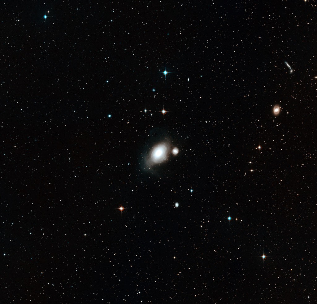 Vidvinklig bild av galaxerna och dess omgivning. Bildkälla: ESO/Digitized Sky Survey 2