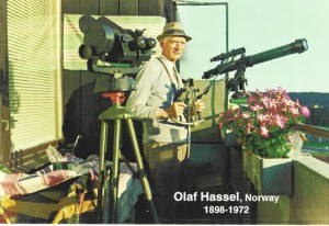Olaf Hassel på sin balkong med teleskop.