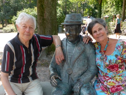 Lennart Holmgren, teaterhistoriker, t v, Miko och Hanne Lundström, keramiker och konstnär t h. Foto: Lars Lundström