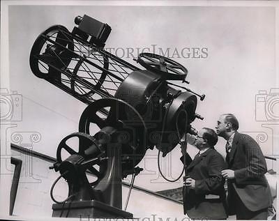 1938-press-photo-dr-knut-lundmark-and-professor-james-stokley-examining-23997bebca4a81271b7f90f9ece589b7