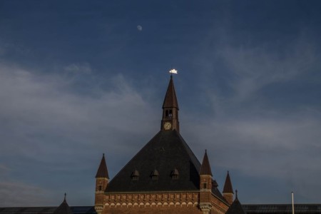 6. Månen över Huvudbangården