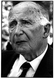 220px-Sir_bernard_lovell_photo