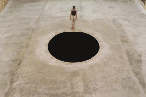 https---hypebeast.com-image-2018-08-anish-kapoor-descent-into-limbo-serralves-museum-man-falls-accident-1