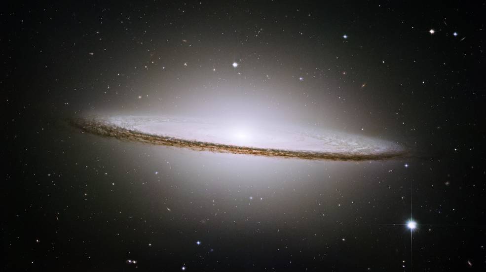 Denna bild har ett alt-attribut som är tomt. Dess filnamn är sombrero-galaxy.jpg